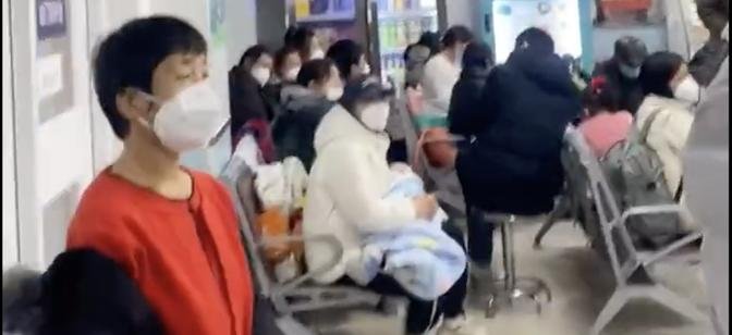 12月10日北京兒童醫院，很多發燒的小朋友來看病