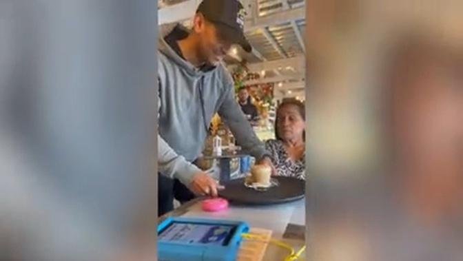 Man pretending to be a waiter surprises his mother after spending seven years apart
