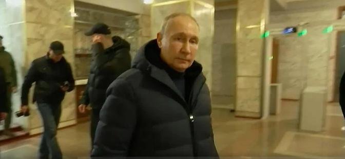 Vladimir Putin visits occupied Ukrainian city of Mariupol
