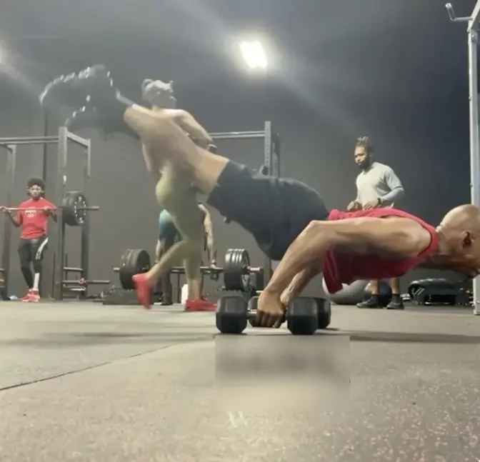 Fitness enthusiast shocks gymgoers with incredible show of core strength