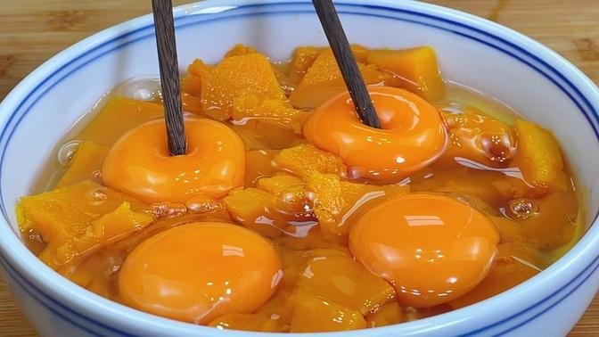 南瓜中打入四個雞蛋，這種做法很少見，非常適合懶人做的早餐，香
