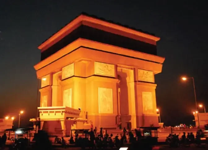 Simpang Lima Gumul, L’Arc de Triomphe ala Kediri