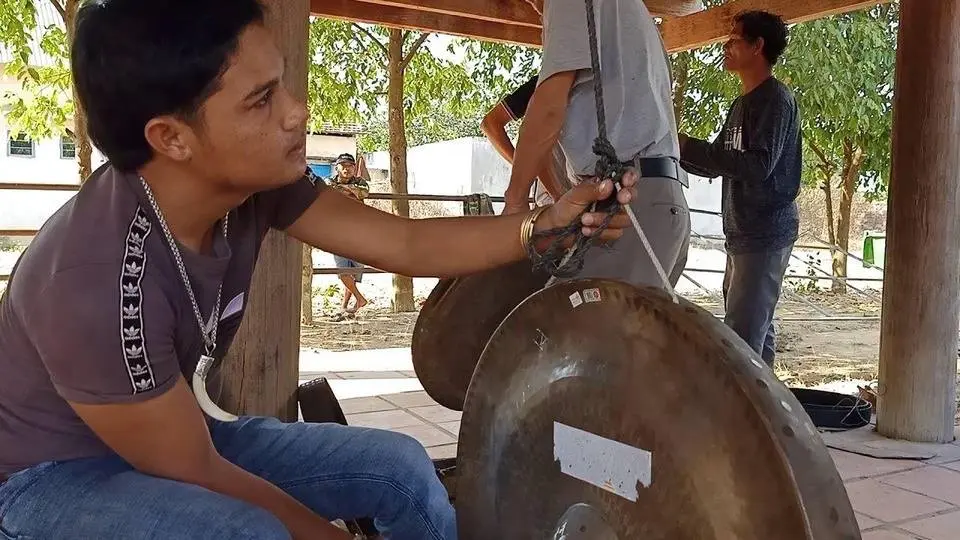 Chàng trai Bahnar Kon Tum hướng dẫn cách chỉnh sửa chiêngC- KaLy đt 0967764721