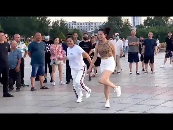 广场鬼步舞，动感旋律炫酷舞步，一跳就爱上，永不疲倦