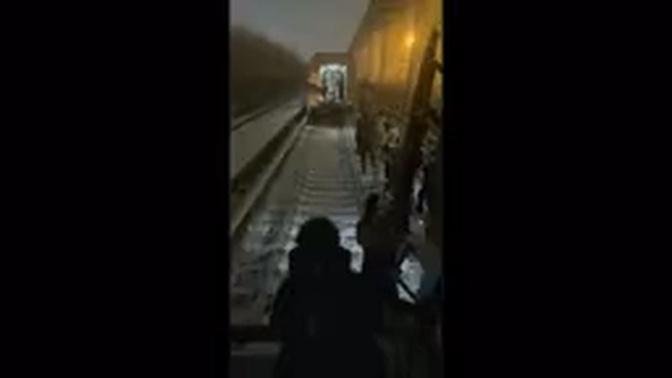 2023年12月14日，北京地铁昌平线一列车脱节，30余人受伤。