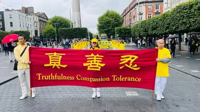 Irlanda: Oamenii laudă Falun Dafa în timpul unei parade și al unei întruniri în Dublin