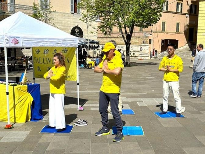 Italia: Prezentarea Falun Dafa în oraşul de coastă Ancona
