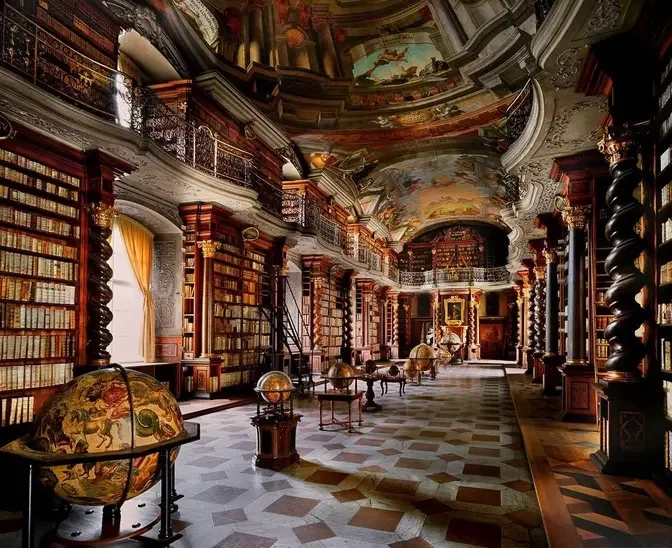 Complete visit to Klementinum. Includes the Mirror Chapel and the Baroque Library. HD video.