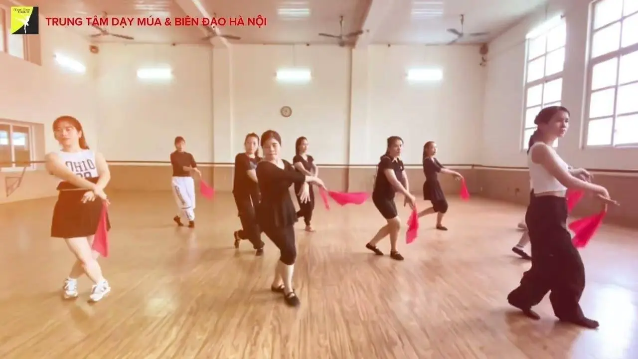 MÚA_ CÕNG CHỮ VỀ BẢN _ TRUNG TÂM DẠY MÚA & BIÊN ĐẠO HÀ NỘI _ LỚP GIÁO VIÊN DẠY MÚA TRẺ EM
