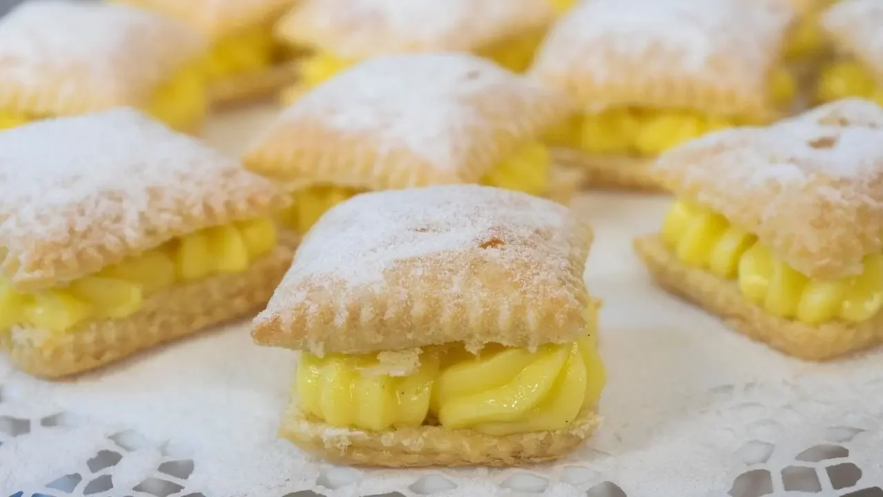 SPORCAMUSS BARESI dolci di pasta sfoglia e crema pasticcera, si sciolgono in bocca, ricetta facile