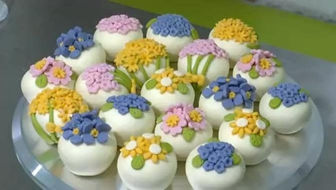 Creative bakers spice up steamed buns with colourful floral decorations