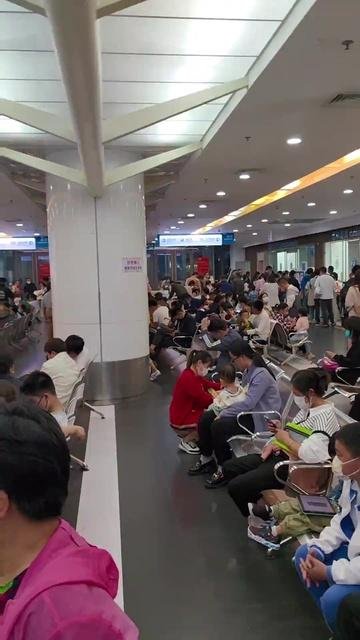 上海儿童医院爆满，人山人海。