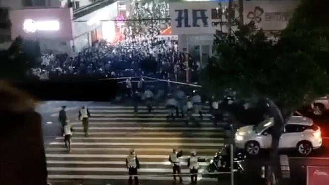 2022年11月27日晚，廣州白雲區人和鎮警民對峙。