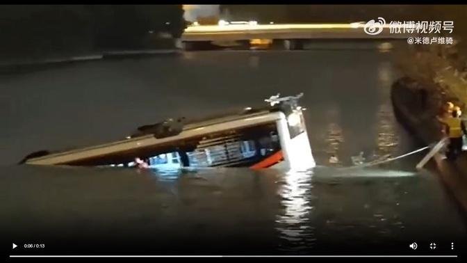 3月26日晚，上海一辆公交车坠河，前半截已没入河中，后半截尚处于水面上 