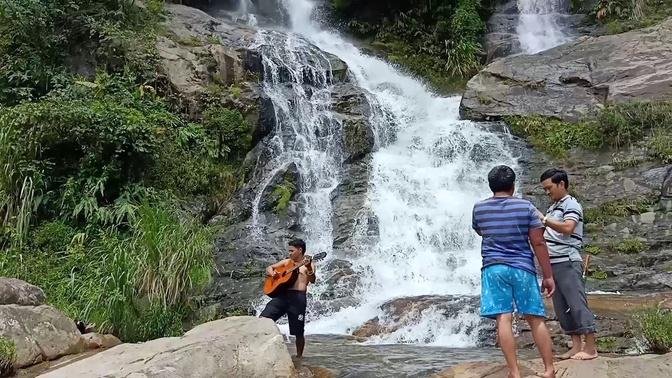 Một nhà khám phá mới phát hiện thác đẹp nhất ở Cao Nguyên Kon Tum