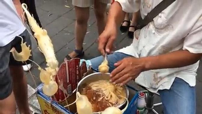 Skilled Beijing street vendor makes toffee mouse