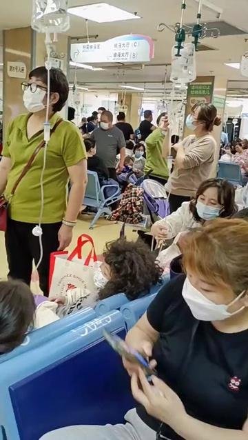 北京兒童醫院爆滿，白天晚上都是人山人海。