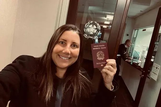 Meredith Tabbone, from Chicago, holding her new Italian passport. (SWNS)