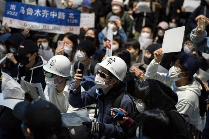 日本東京新宿舉行集會，聲援中國「白紙革命」，抗議者高喊：共產黨下臺。