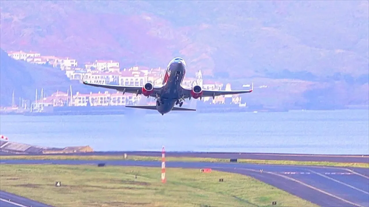 BEAUTIFUL TAKEOFF VIEW Jet2 B737 at Madeira Airport