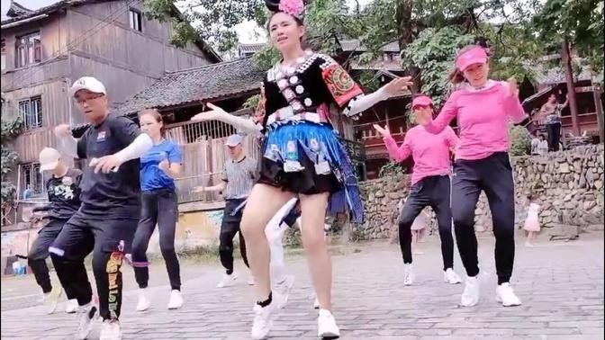 Dandan and He ga dressed in Miao ethnic costumes, so beautiful. The Guizhou Love Dance