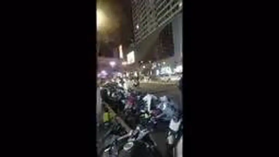 效法彭載舟 山東濟南萬達廣場現「打倒共產黨」。 四通橋事件掀開了白紙革命的序幕，但彭立發並不是反抗暴政唯一的「孤勇者」。