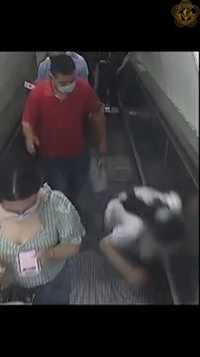 中國爆疫「隨地倒」頻現之六：女子乘電梯突然倒下