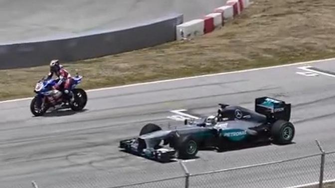 LEWIS HAMILTON: F1 CAR vs YAMAHA R1M SUPERBIKE!!