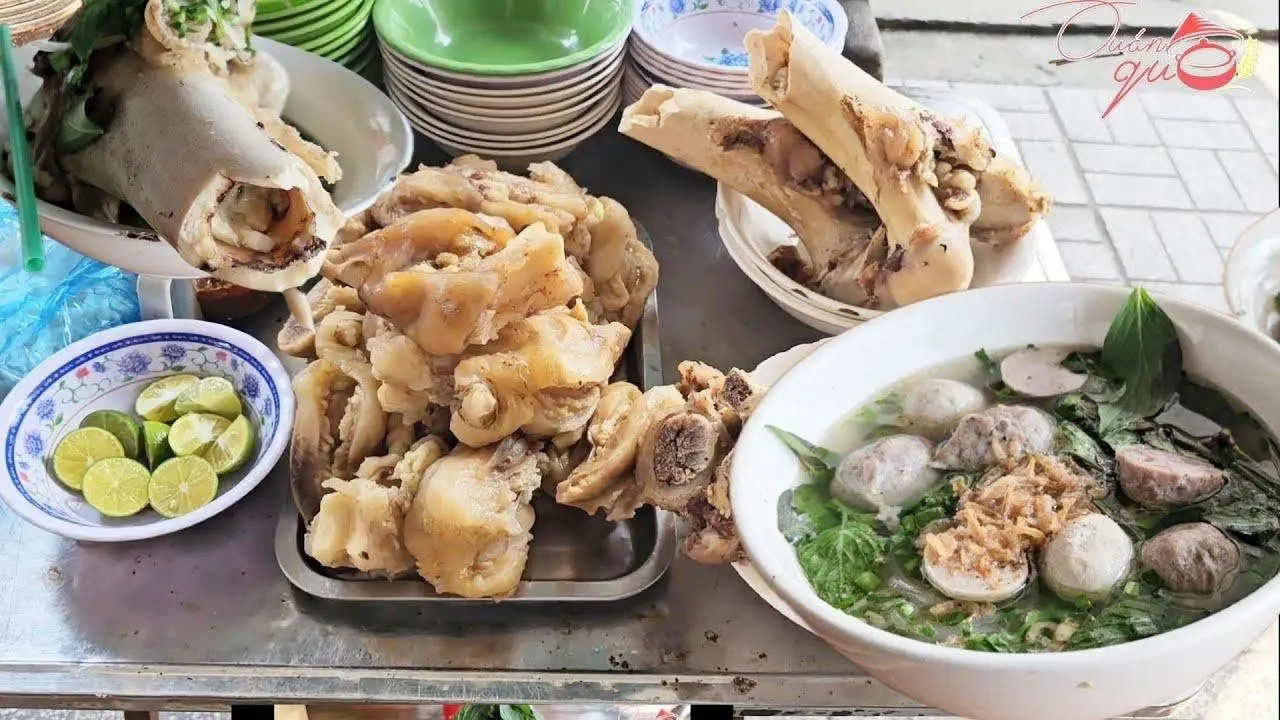Hủ tiếu bò viên xí quách 30 năm nức tiếng khu ẩm thực Long Xuyên