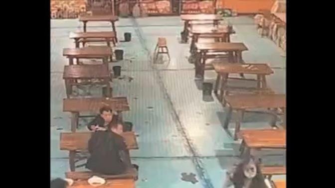 3月24日，在陝西咸陽一美食城內，一名女子被多名陌生男子追趕毆打。事件引發眾怒。小學突然倒閉，通知家長接孩子回家，孩子不捨哭成一片。