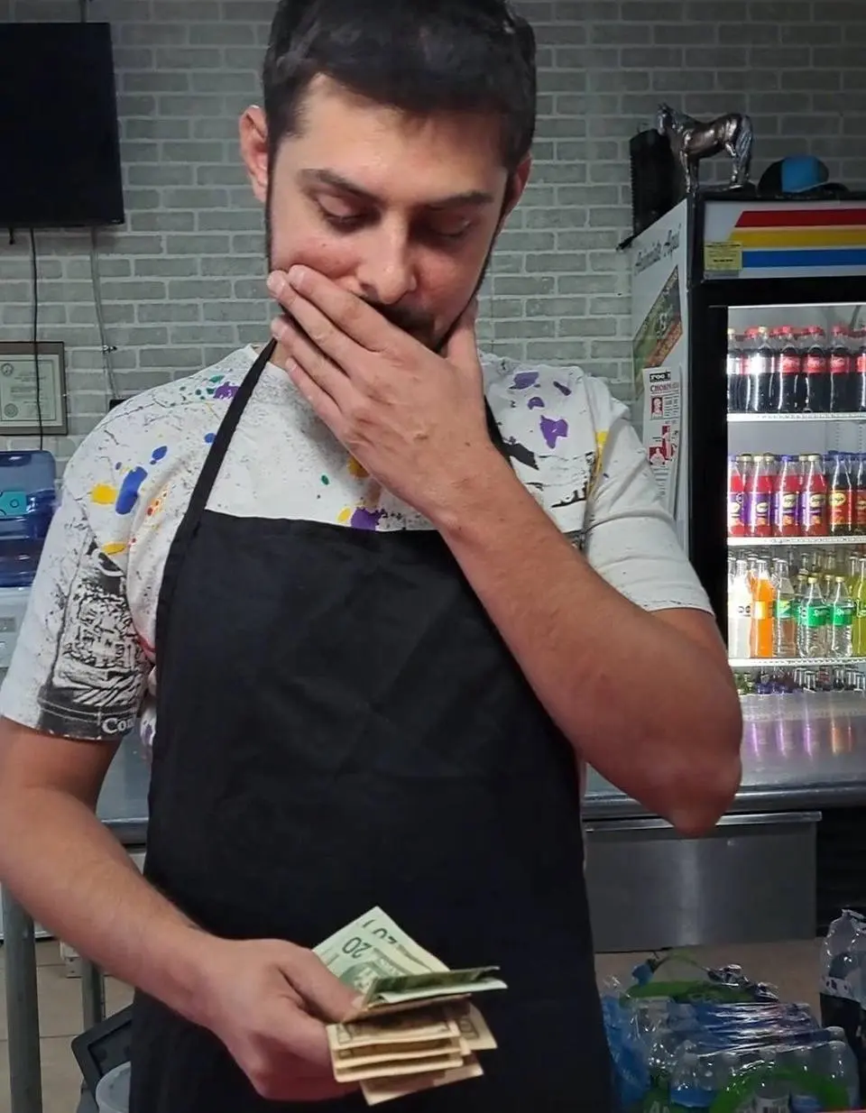 Millionaire gives a wad of bills to a taquero for his great gesture 😭❤