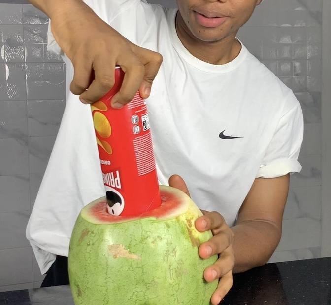 How to eat watermelon with pringles videos buceebangs gan jing world