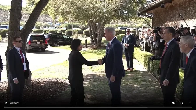 4月5日，美国众议院议长麦卡锡议长在洛杉矶里根图书馆门口迎接中华民国总统蔡英文。