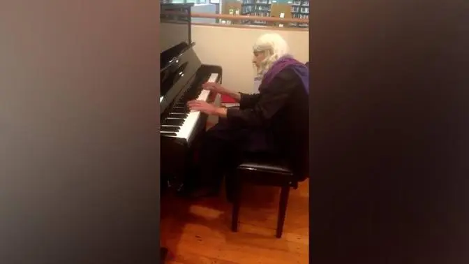 'Australian granny' plays public piano like a concert pianist