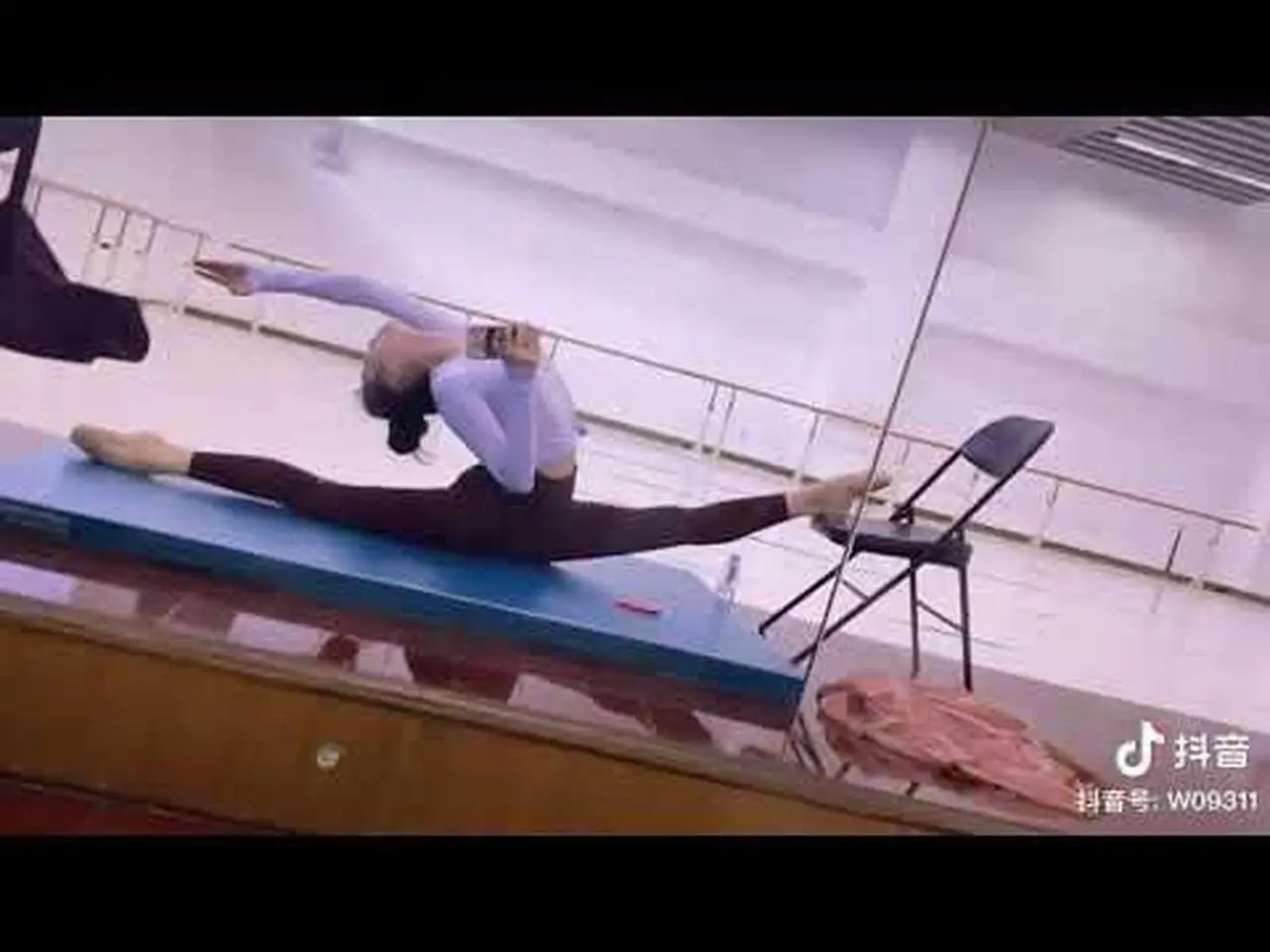 Basic Chinese dance skills王家鑫 一字马下腰！ #shorts