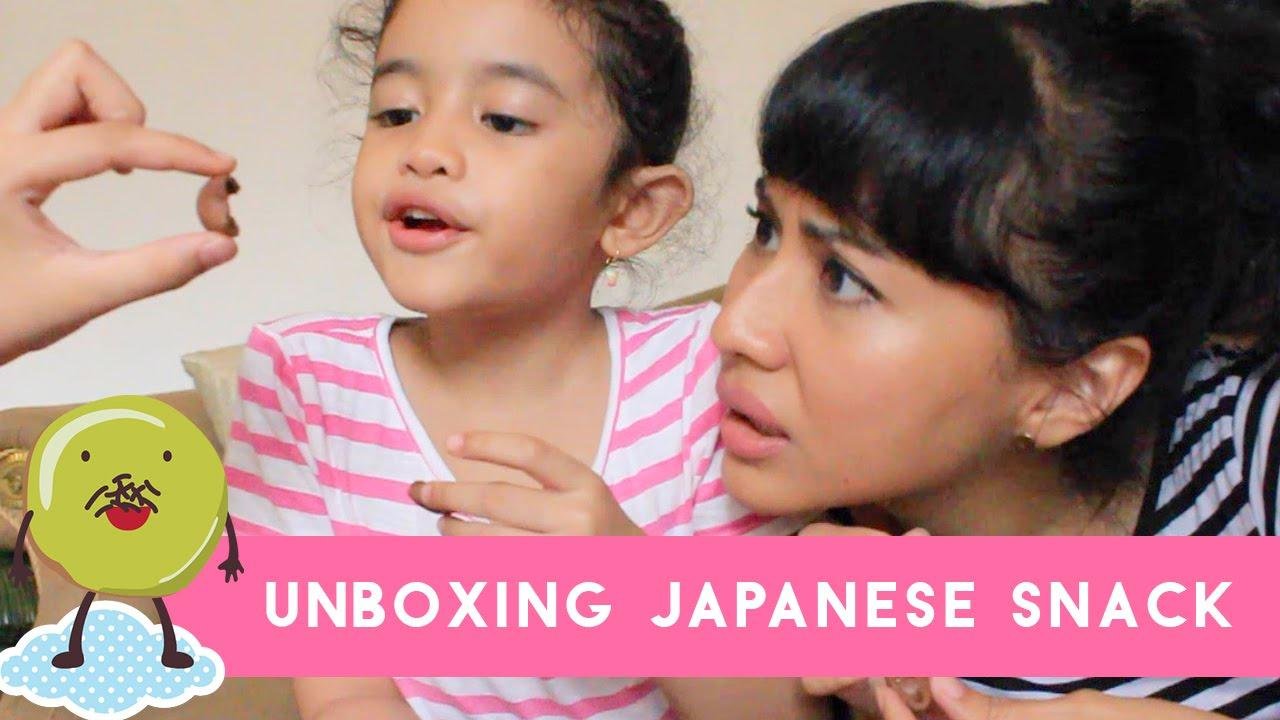 Putri Miranti Unboxing Japanese Snack Part 3