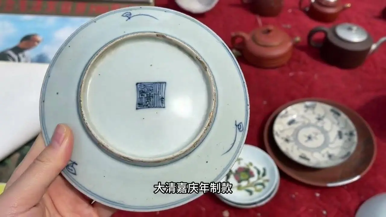 感受人间烟火气，地摊实战记，感受捡漏的魅力 #古玩市场 #地摊捡漏 #古瓷器 #古玩城 #粉彩瓷 #明清瓷器 #瓷器收藏