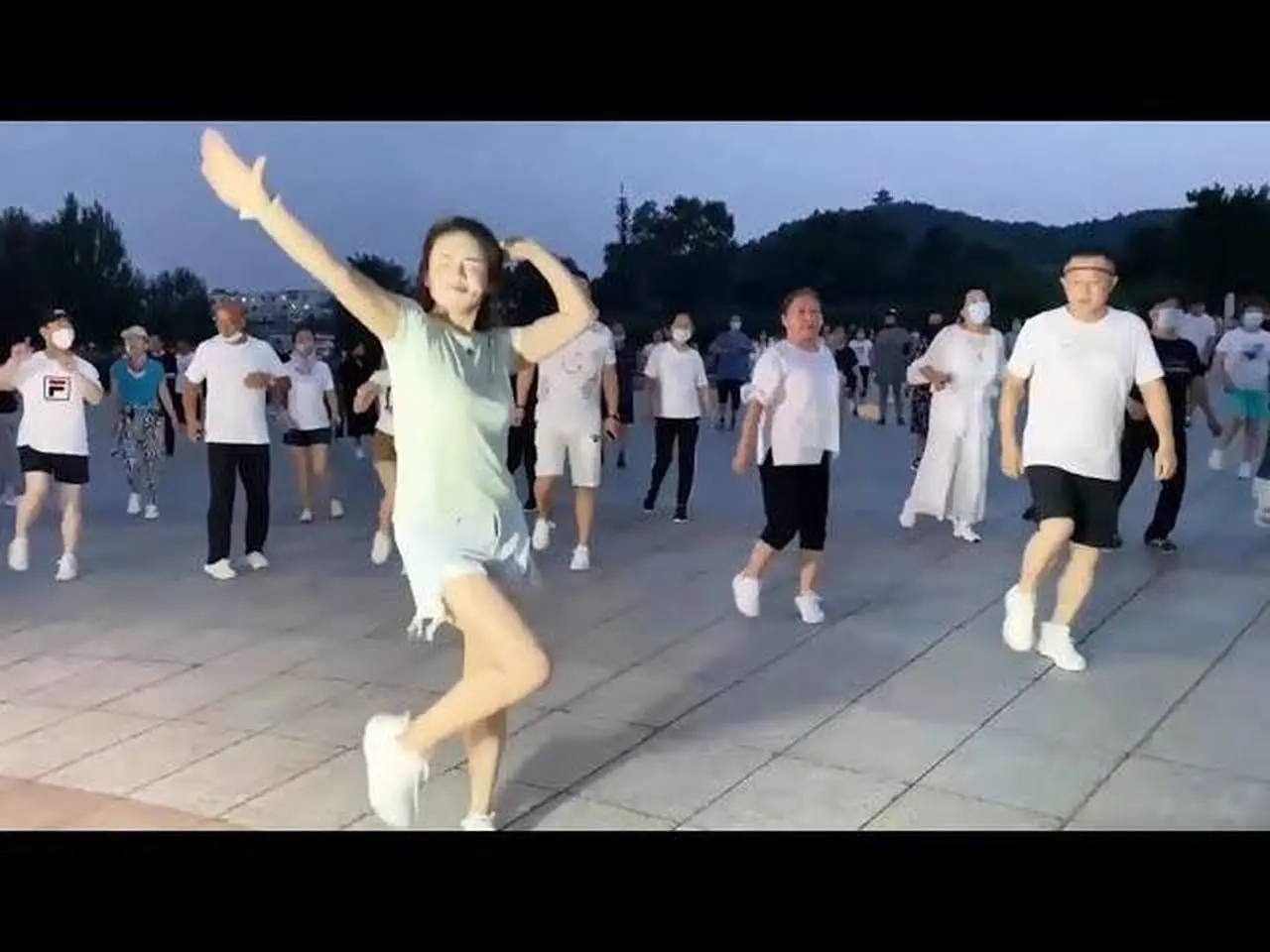 美女每天广场领跳广场舞！ 《好好珍惜今生的缘》魔性舞步炫酷十足，简单好看又好学