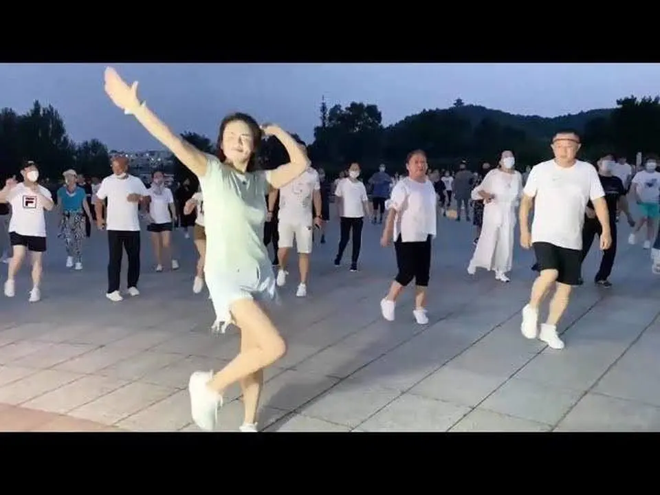 美女每天广场领跳广场舞！ 《好好珍惜今生的缘》魔性舞步炫酷十足，简单好看又好学