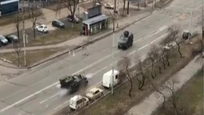 🔴 Russian War Ukraine - Ukrainian Armored Vehicle Totally Ignores Direct Machine Gun Fire