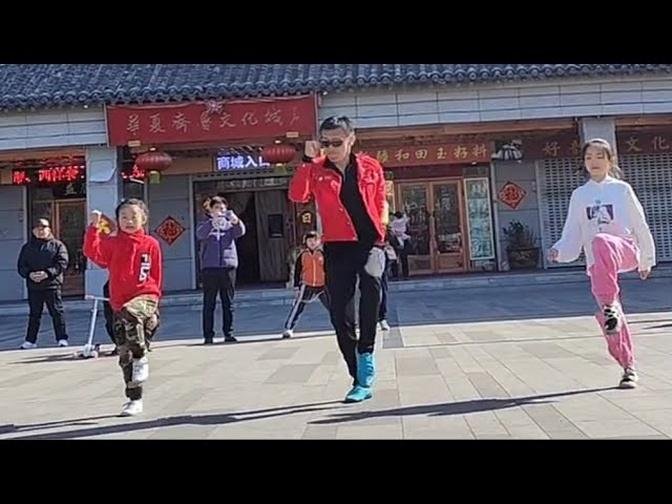 Wei Jia and the little girl Xiaoxuan The dance dance, Light clouds cover the moon is truly a classic