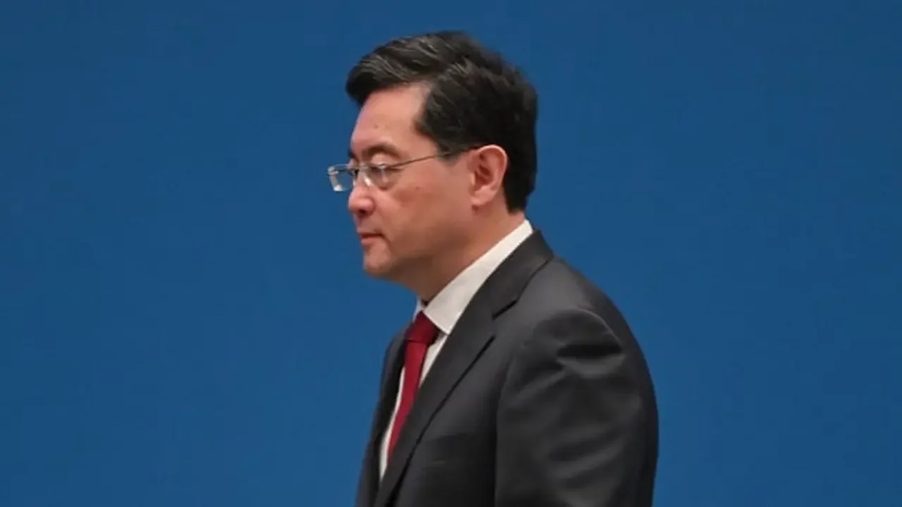 秦刚呜呼 预告台海无战事？港府怒追周庭 搅乱中共对台统战？(图)
