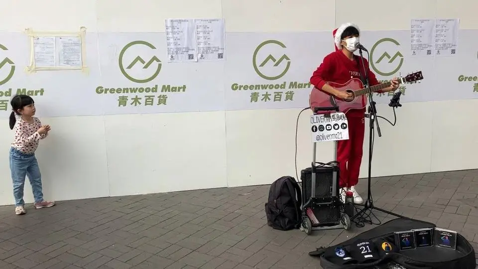 香港尖沙咀碼頭，一年青人在演唱歌曲，吸引不少遊客欣賞！
#香港 #尖沙咀碼頭 #街頭演唱