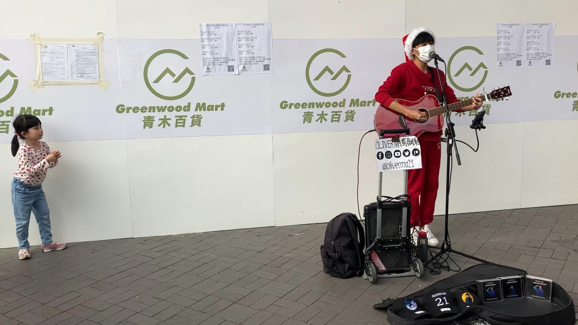 香港尖沙咀碼頭，一年青人在演唱歌曲，吸引不少遊客欣賞！
#香港 #尖沙咀碼頭 #街頭演唱
